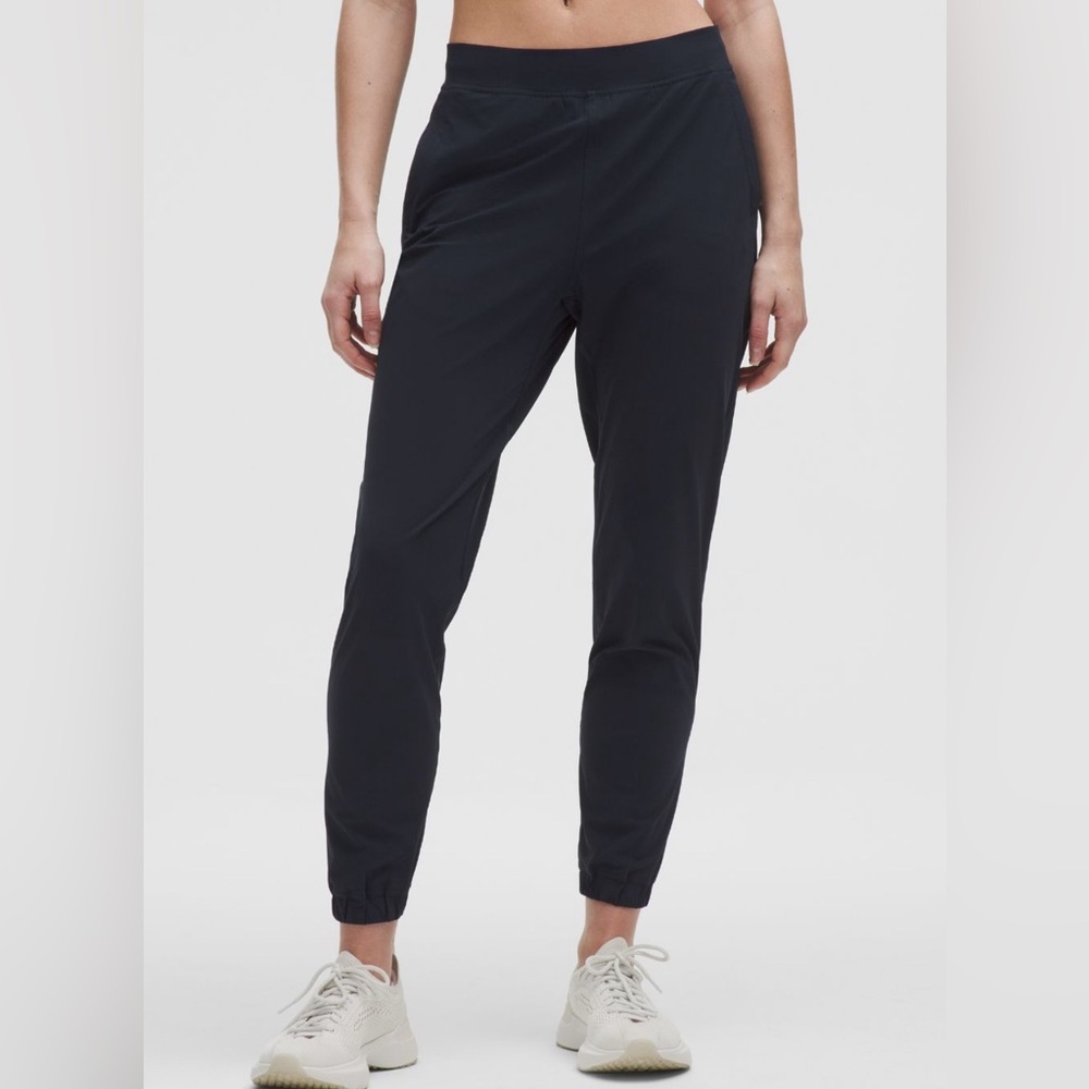 Lululemon Adapted State High-Rise Jogger
*Full Length
True Navy
Size 4